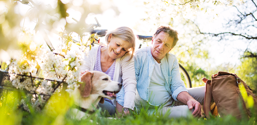 beautiful-senior-couple-with-dog-and-bicycles-65EMGUB.jpg.png